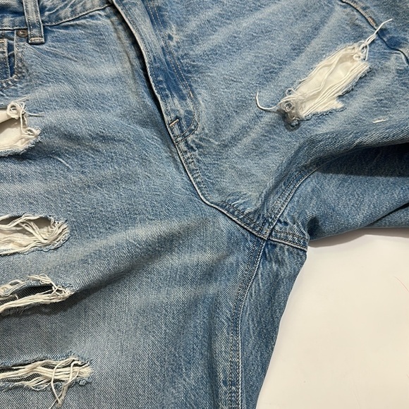 American Eagle relaxed mom jean ripped size 2 - Picture 3 of 8